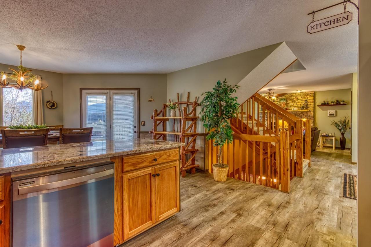 3 Decks, Mtn Views! Tree Tops By Honeybearcabins - Luxury Rain Showers, 3 King Suites, Xl Hottub, Fireplace, Bear Sightings Gatlinburg Eksteriør billede